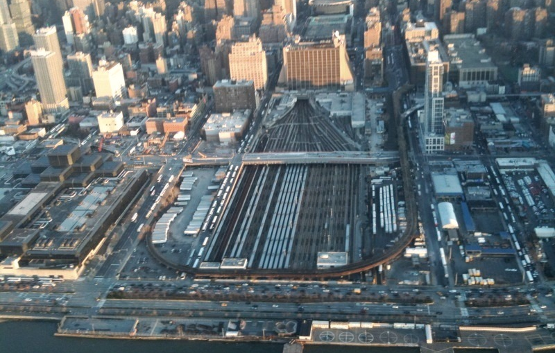 Illustration for article titled How NYC's Newest Neighborhood Will Float Above an Active Train Yard